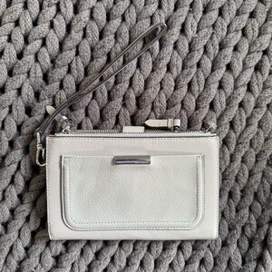 VINCE CAMUTO gray wristlet